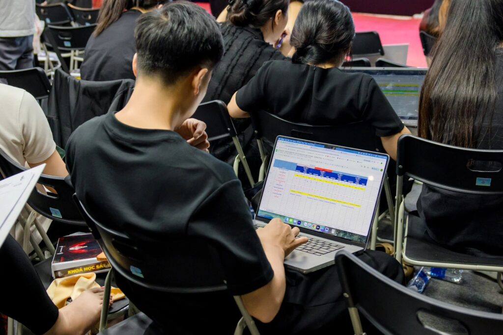 Học viên lớp Sát Thủ Bán Hàng K11 làm bài trên máy tính