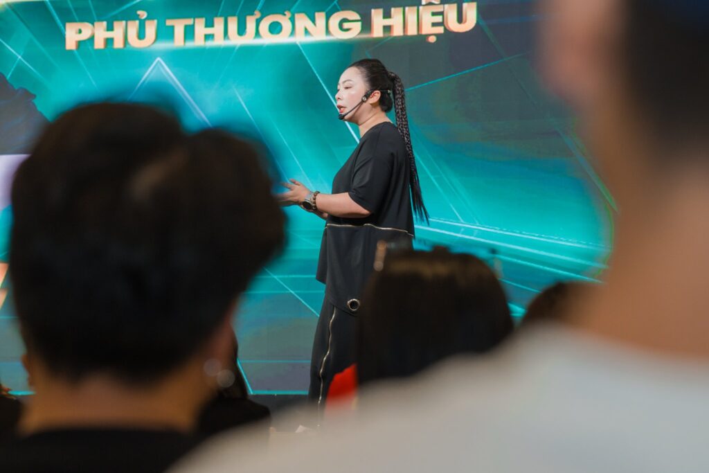 Đỗ Trương San San trình bày trên sân khấu lớp Video Marketing Phủ Thương Hiệu K11