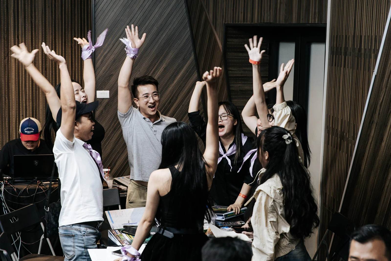 Học viên Video Marketing mùa 10 giơ tay trong giờ học
