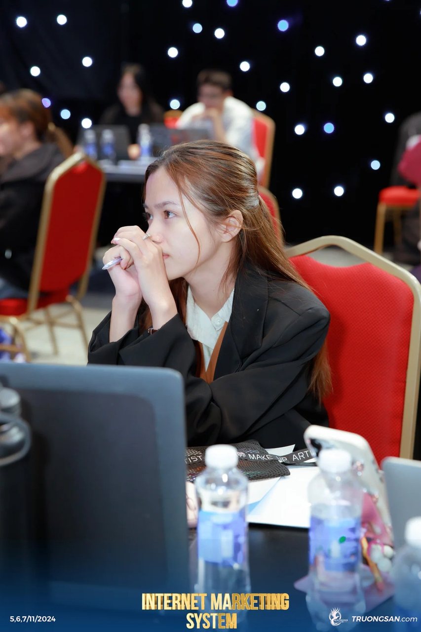 Học viên IMS mùa 1 trầm ngâm trước màn hình laptop trong ngày học đầu