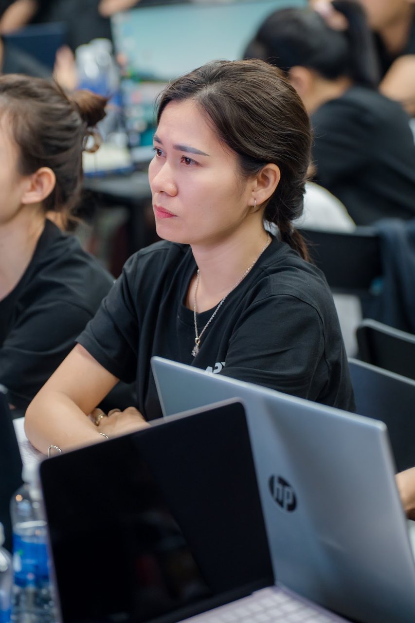 Học viên IMS mùa 2 tập trung nhìn lên màn chiếu tại lớp Hà Nội