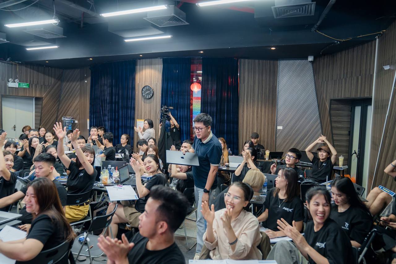 Học viên IMS mùa 2 cười vỗ tay và giơ tay trong giờ học