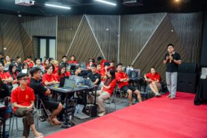 Giảng viên chia sẻ trước lớp IMS K02 tại Hà Nội