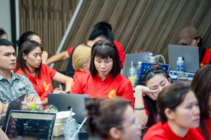 Học viên IMS K02 thực hành trên máy tính xách tay