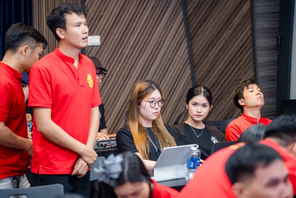 Một học viên IMS K02 đứng phát biểu trong lớp