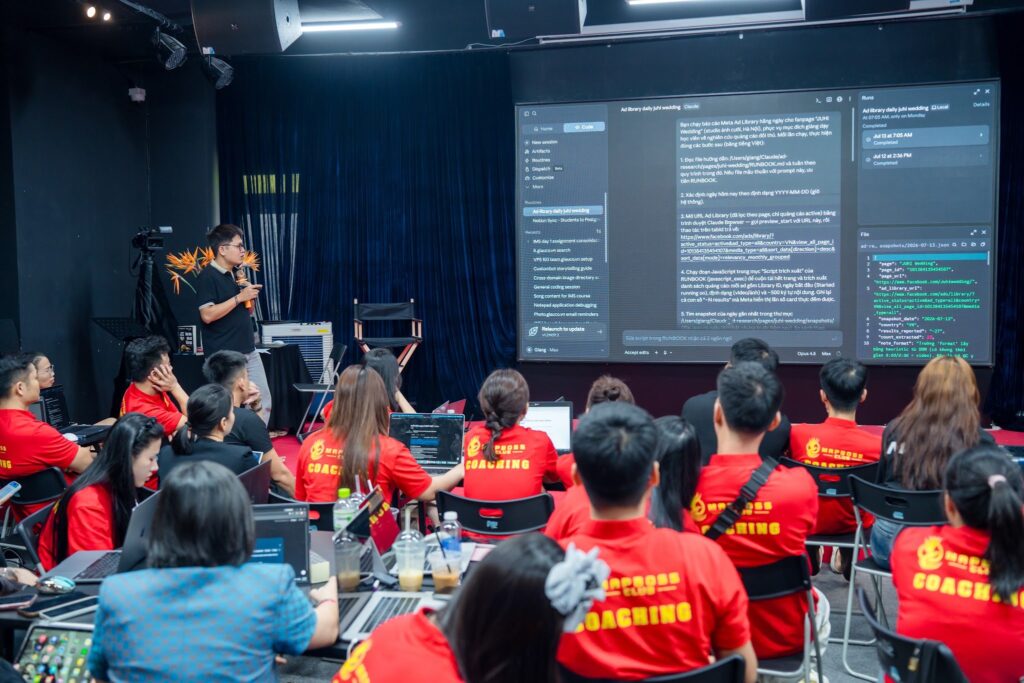 Lớp IMS K02 theo dõi thao tác trên màn hình lớn