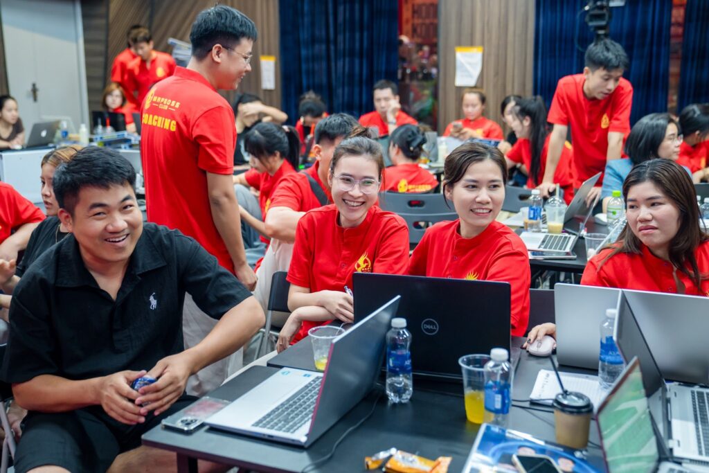 Nhóm học viên IMS K02 trao đổi bên máy tính