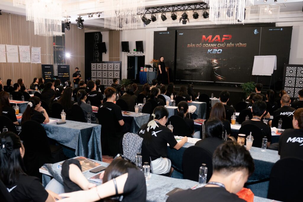 Toàn cảnh lớp MAP K20 tại Nha Trang nhìn từ cuối phòng