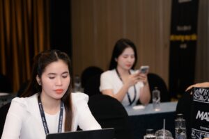 Hai học viên MAP K20 làm việc trên máy tính xách tay