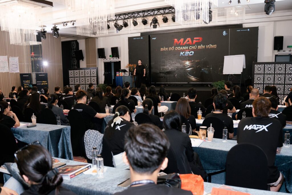 Học viên MAP K20 ngồi theo dãy bàn trong giờ học