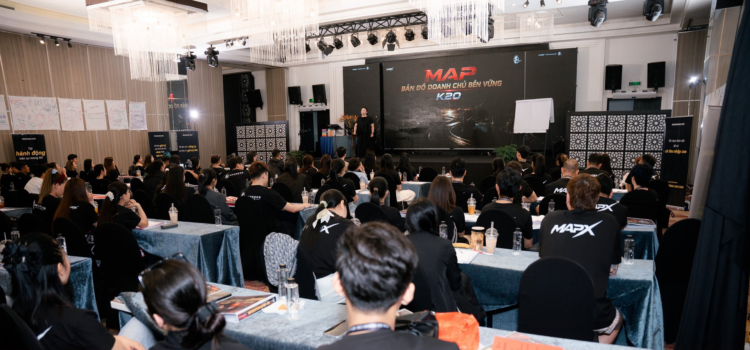 Học viên MAP K20 ngồi theo dãy bàn trong giờ học