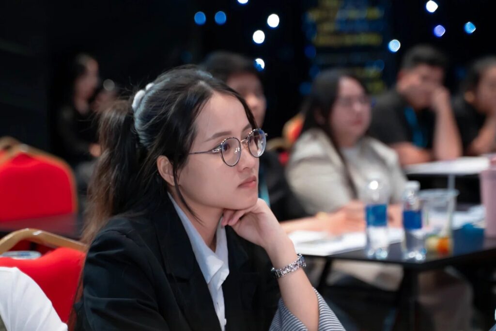 Học viên chăm chú nghe giảng trong lớp Tay Trắng Dựng Cơ Đồ