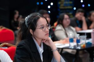 Học viên chăm chú nghe giảng trong lớp Tay Trắng Dựng Cơ Đồ
