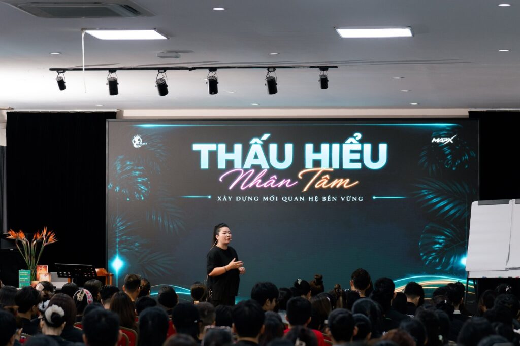 Lớp THẤU HIỂU NHÂN TÂM K04 nhìn về sân khấu