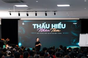 Lớp THẤU HIỂU NHÂN TÂM K04 nhìn về sân khấu