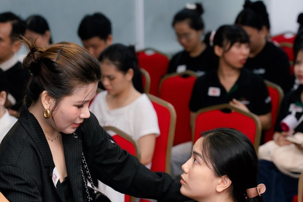 Học viên THẤU HIỂU NHÂN TÂM K04 trò chuyện theo cặp
