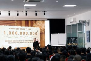 Học viên THẤU HIỂU NHÂN TÂM K04 theo dõi màn hình trong giờ học
