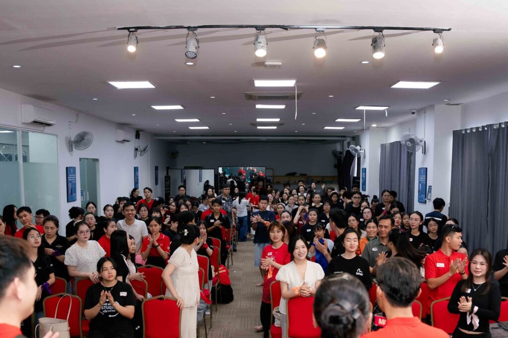 Hội trường lớp THẤU HIỂU NHÂN TÂM K04 nhìn từ phía sau