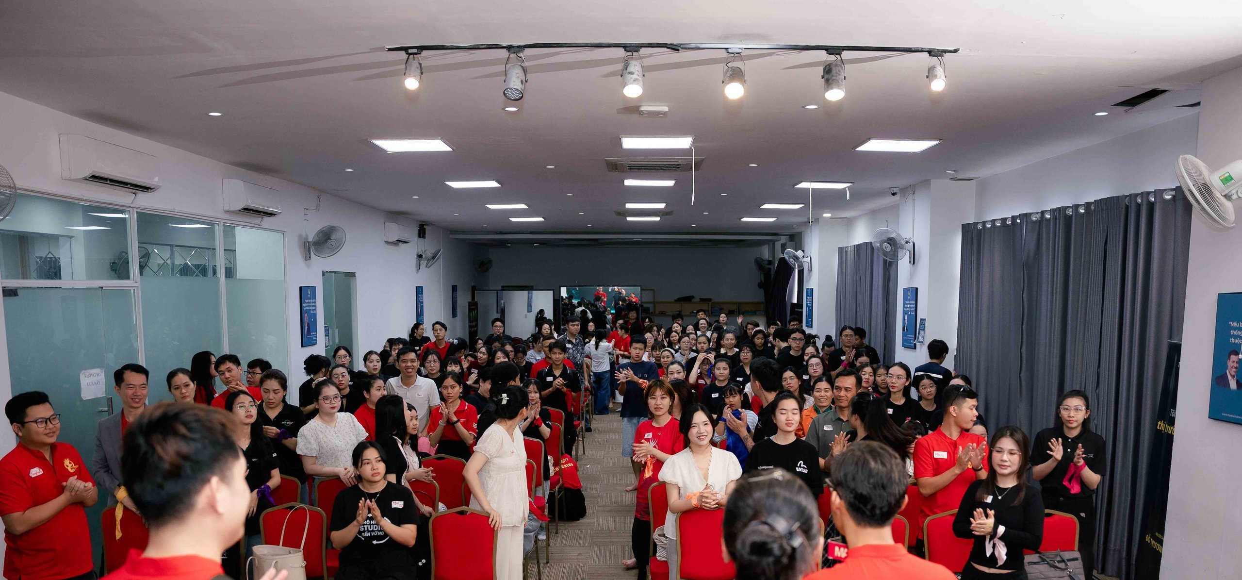 Hội trường lớp THẤU HIỂU NHÂN TÂM K04 nhìn từ phía sau