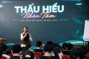 Giảng viên trên sân khấu lớp THẤU HIỂU NHÂN TÂM K04