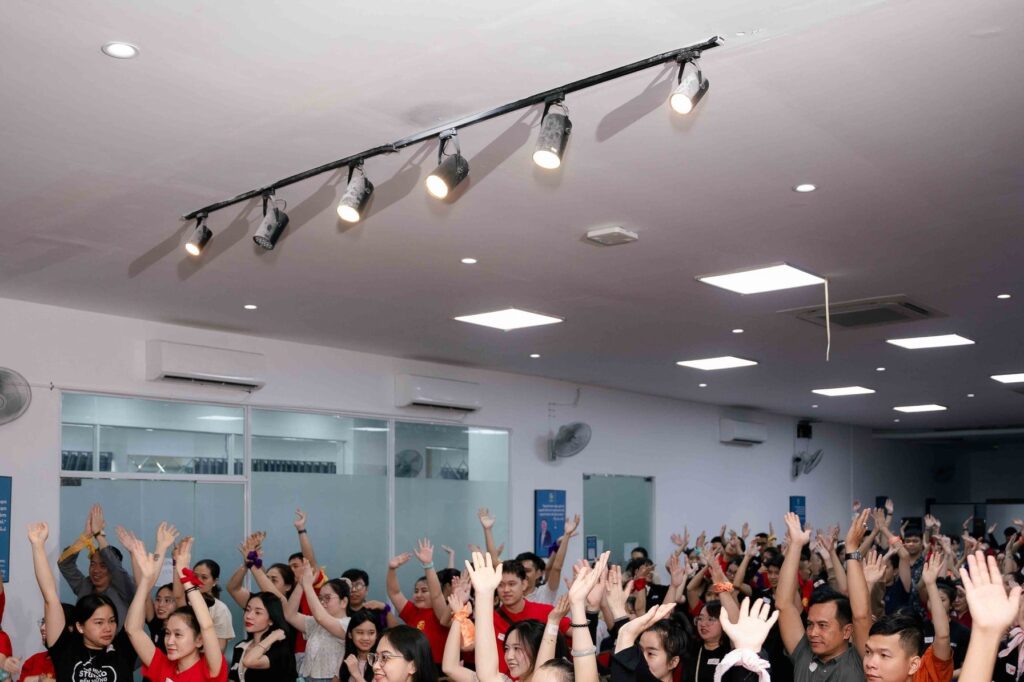 Học viên THẤU HIỂU NHÂN TÂM K04 giơ tay trong hoạt động chung