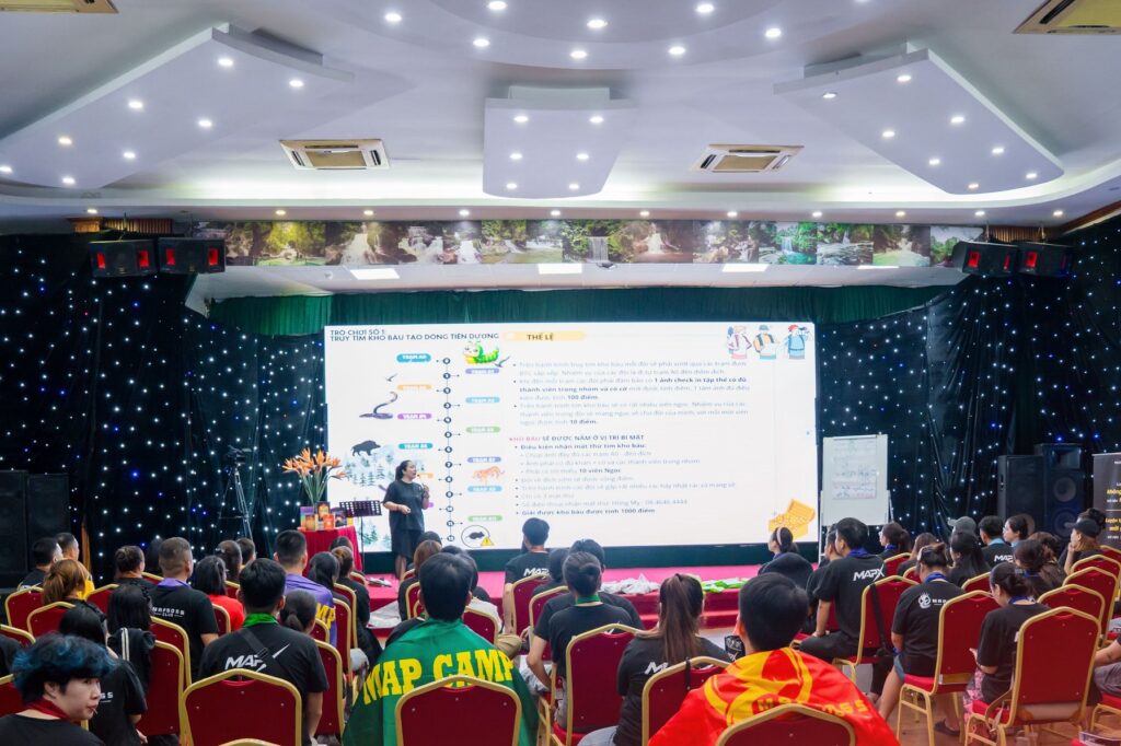 Lớp VỊ THẾ LÃNH ĐẠO Mùa 3 theo dõi phần trình bày trên màn hình
