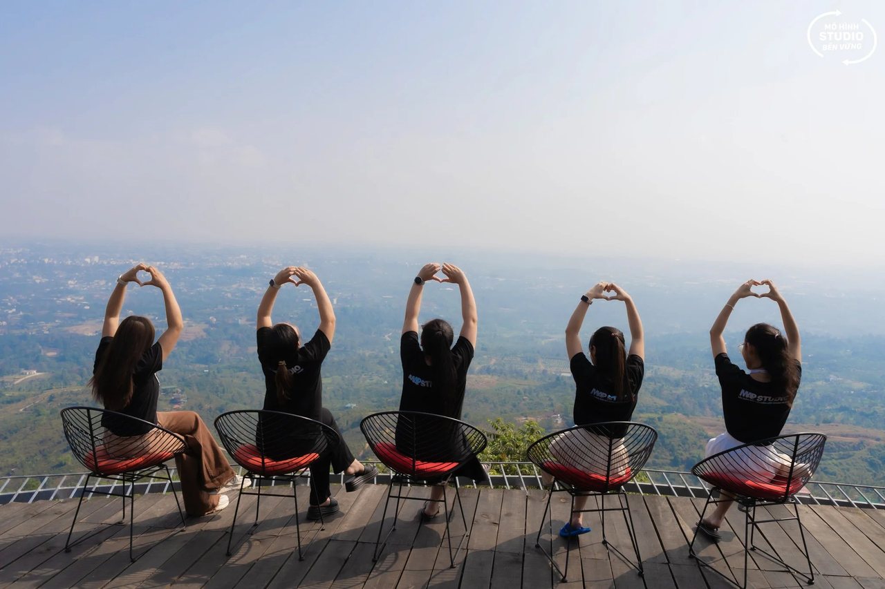 Học viên MAP CAMP mùa 14 giơ tay hình trái tim trên đồi Bảo Lộc
