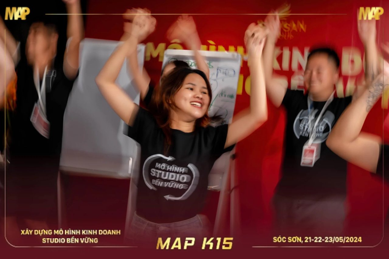 Học viên MAP CAMP mùa 15 giơ cao hai tay nhảy múa vui vẻ