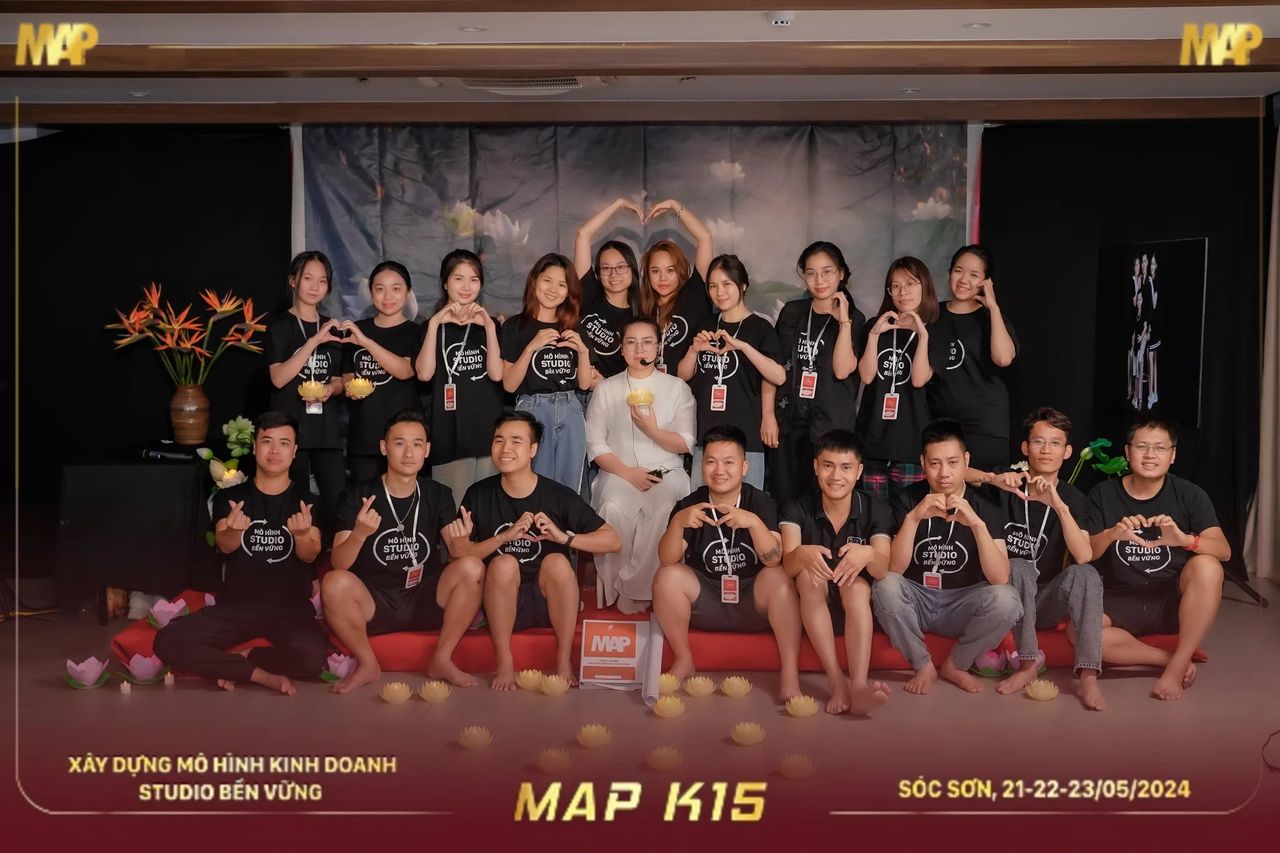 Tập thể MAP CAMP mùa 15 giơ tay hình trái tim trong phòng tối