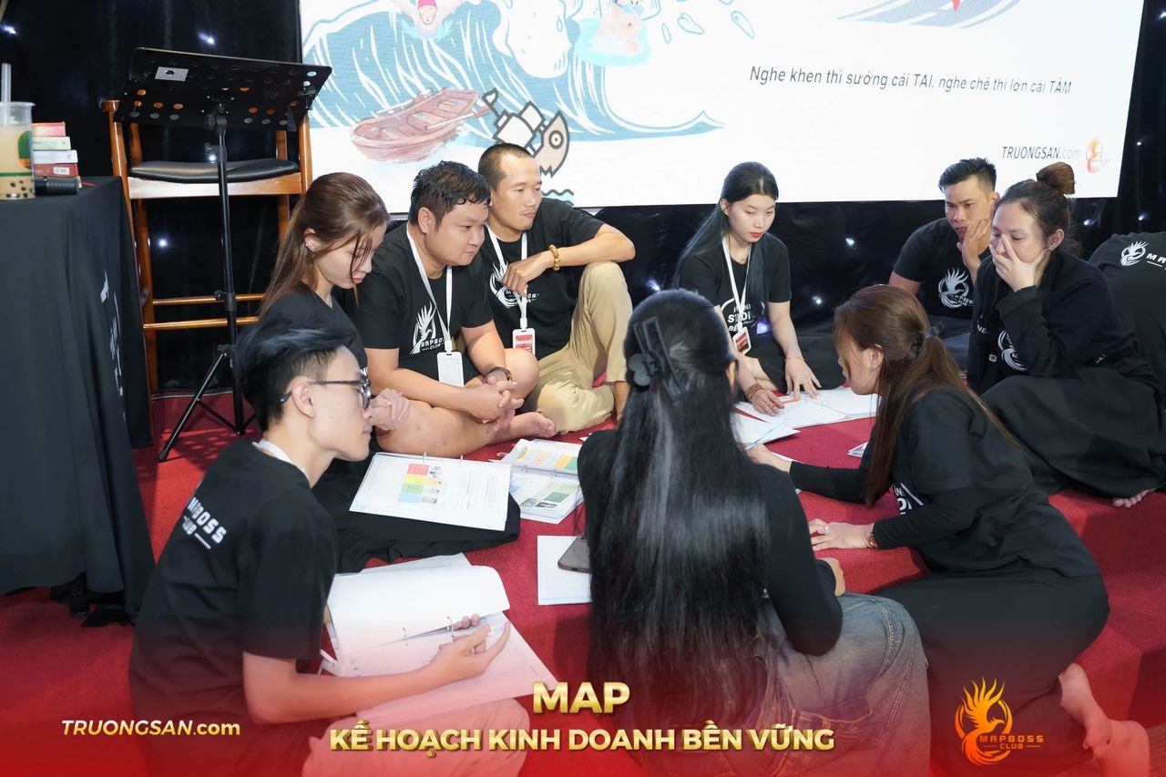Nhóm học viên MAP CAMP mùa 18 ngồi trên thảm đỏ làm bài chung