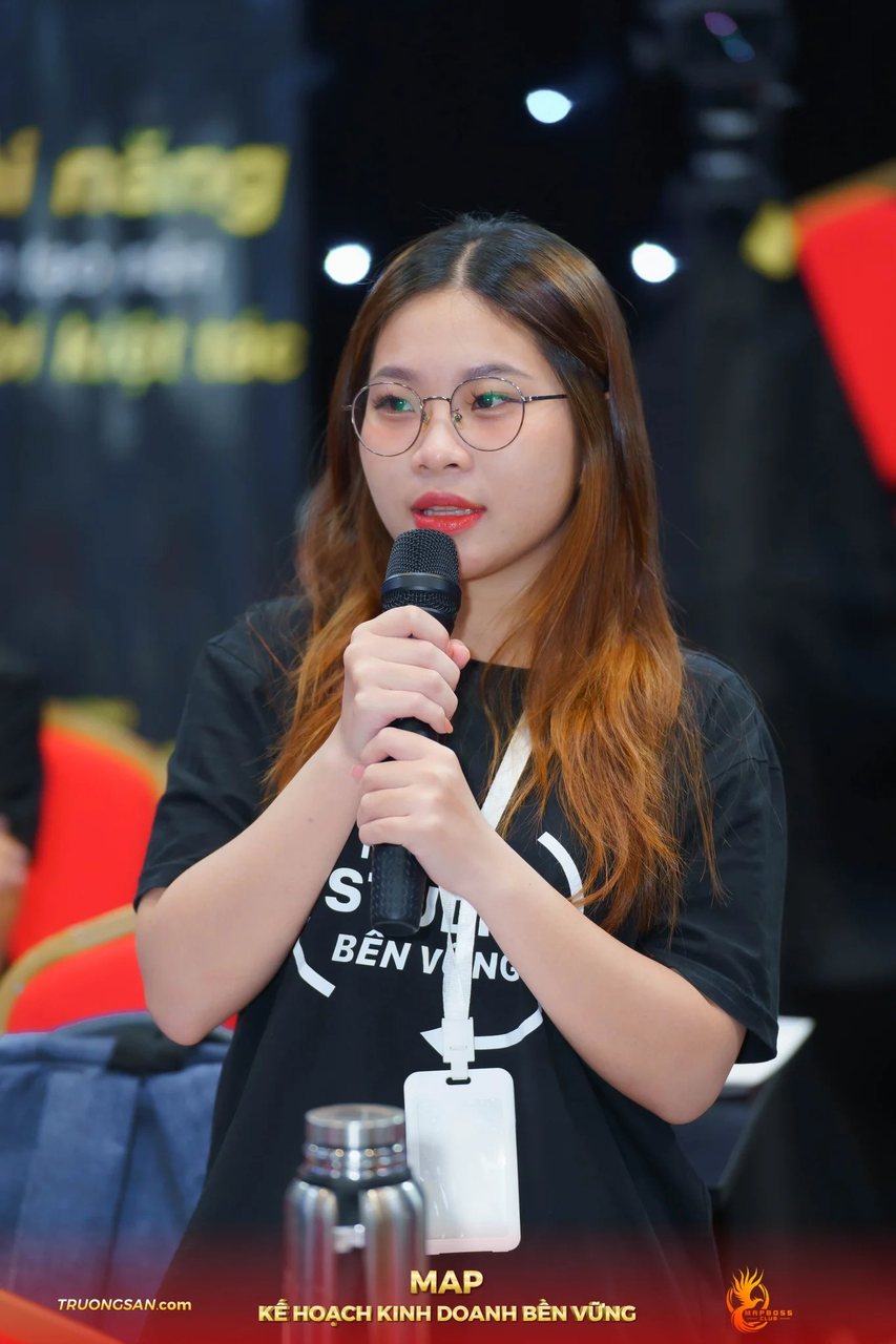 Học viên MAP CAMP mùa 18 cầm micro chia sẻ trước lớp