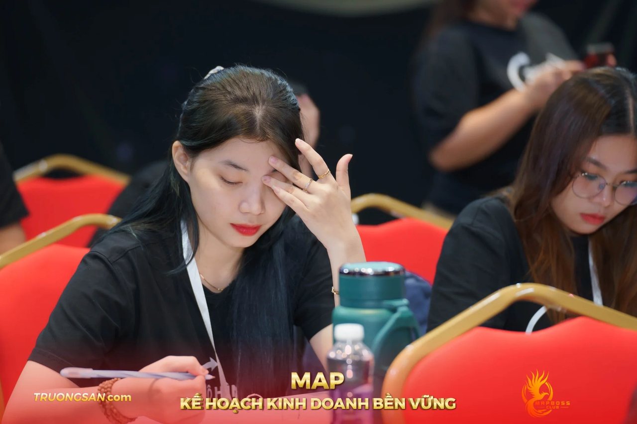 Nữ học viên MAP CAMP mùa 18 đưa tay che mắt lặng người giữa buổi học