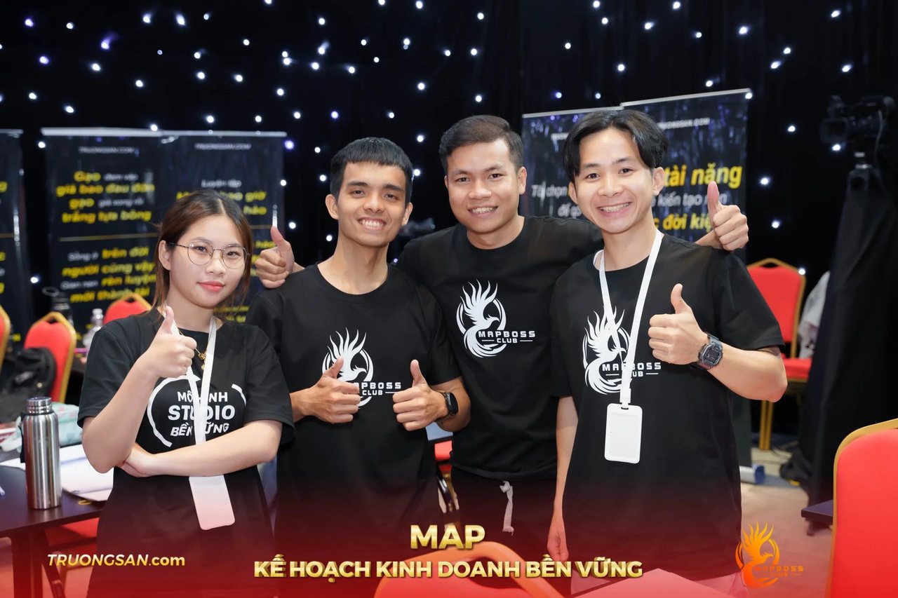 Bốn học viên MAP CAMP mùa 18 khoác vai nhau giơ ngón cái