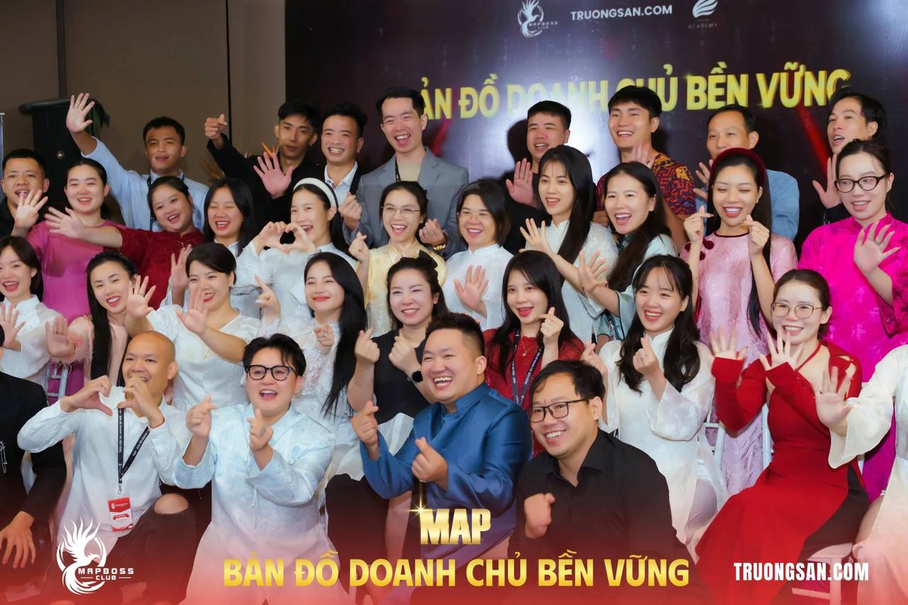 Học viên MAP CAMP mùa 19 mặc áo dài chụp ảnh chung rạng rỡ