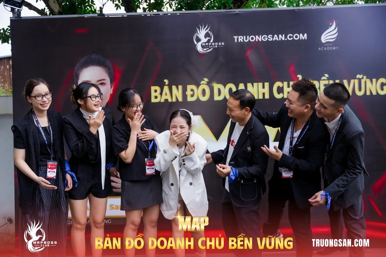 Nhóm học viên MAP CAMP mùa 19 mặc vest đen cười nghiêng ngả