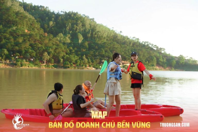 MAP CAMP mùa 19, mặt hồ, bể bơi và bộ vest đen, ảnh 1