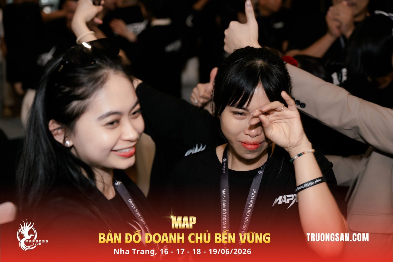 Học viên MAP CAMP mùa 20 dụi mắt bên người bạn đang mỉm cười