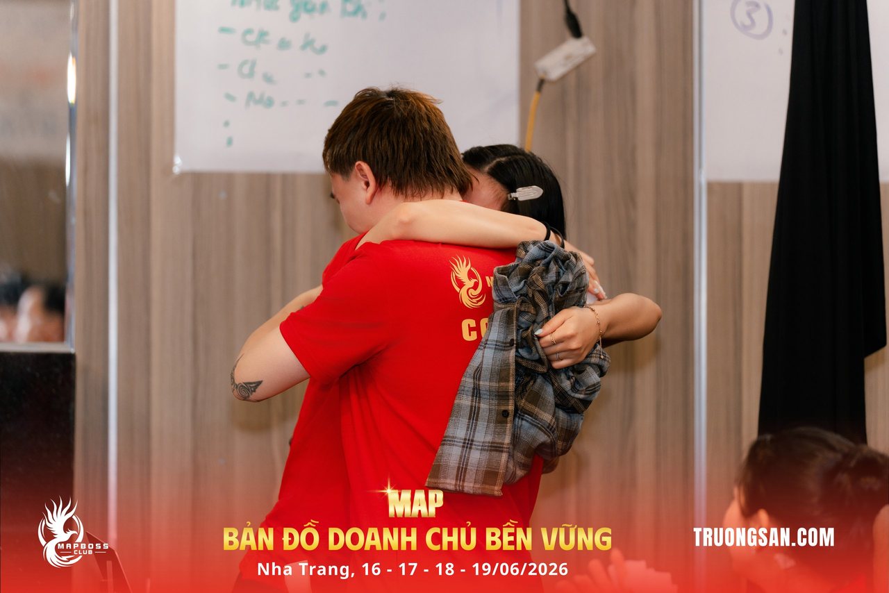 Hai người ôm nhau thật chặt tại MAP CAMP mùa 20 ở Nha Trang
