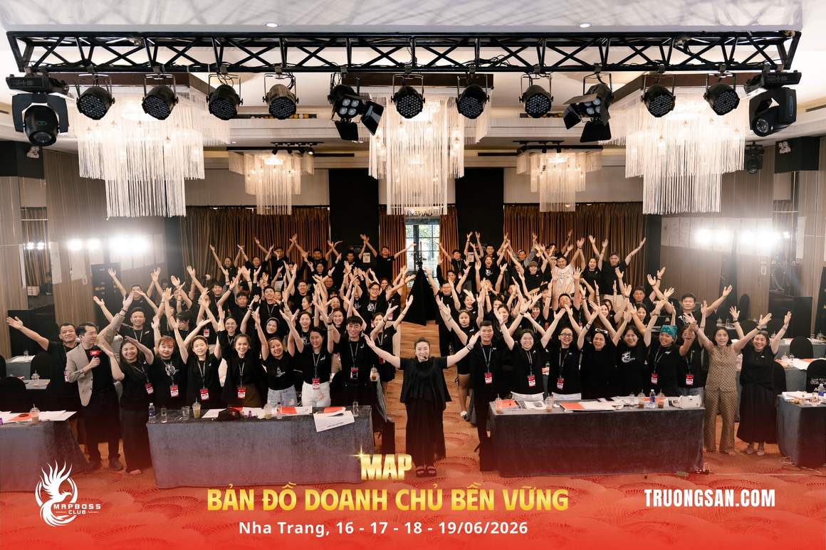 Cả hội trường MAP CAMP mùa 20 giơ tay hình chữ V dưới giàn đèn