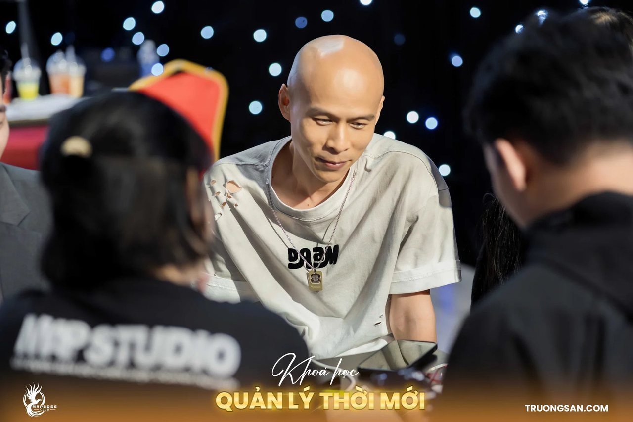Học viên Quản Lý Thời Mới chăm chú lắng nghe phần trình bày của nhóm bạn