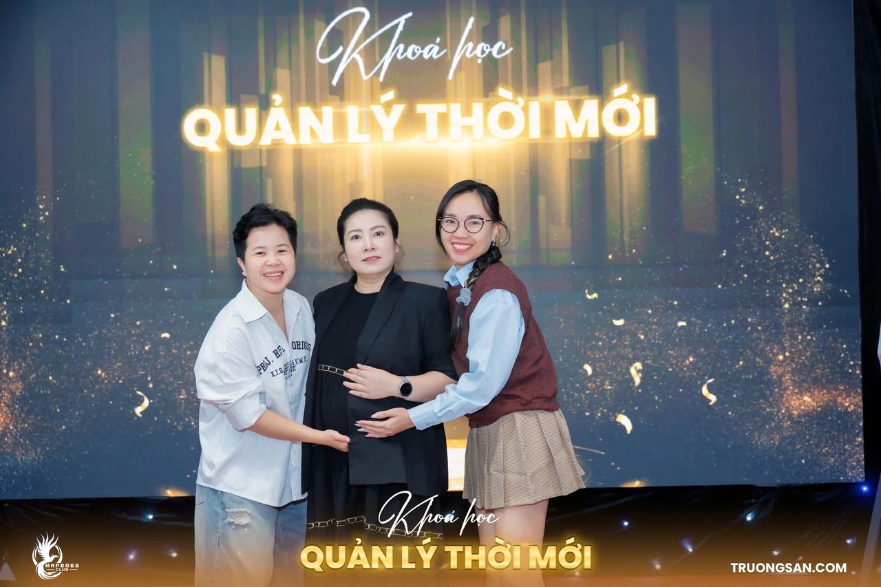 Hai học viên Quản Lý Thời Mới ôm người dẫn dắt trên sân khấu cuối khóa
