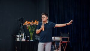 Giảng viên trình bày trước học viên trong lớp học của SanSan Academy