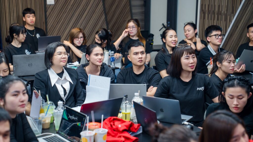 Học viên ngồi học với máy tính xách tay trong lớp học