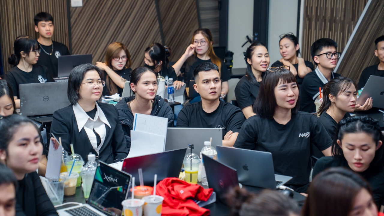 Học viên ngồi học với máy tính xách tay trong lớp học