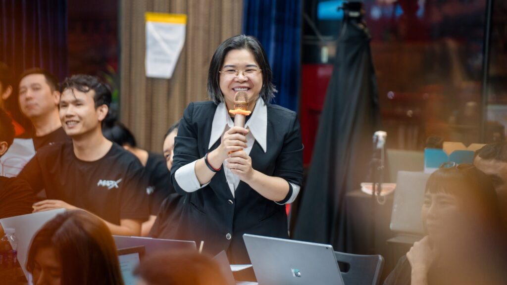 Học viên phát biểu bằng micro trong giờ học