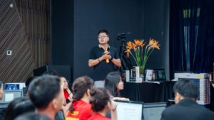 Giảng viên phát biểu trước học viên trong lớp học