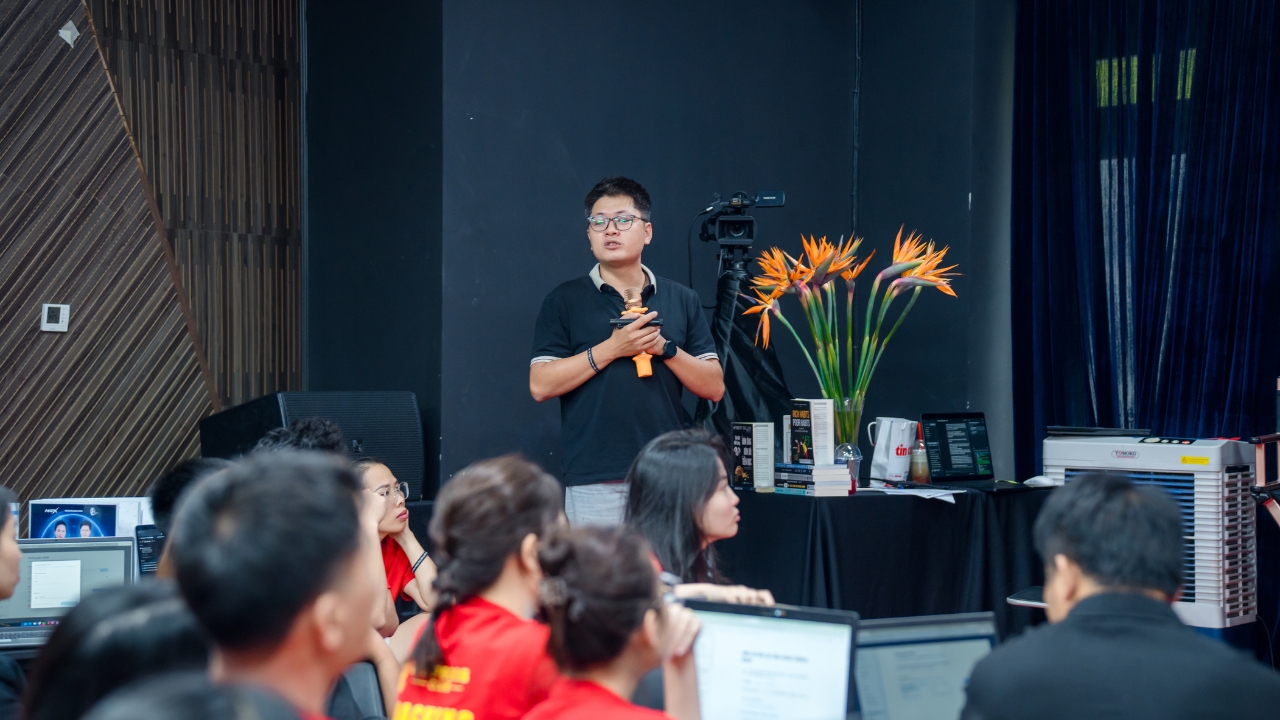 Giảng viên phát biểu trước học viên trong lớp học