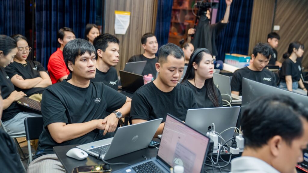 Học viên làm bài trên máy tính xách tay trong lớp học
