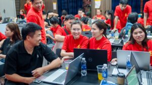 Học viên thảo luận nhóm trong lớp học
