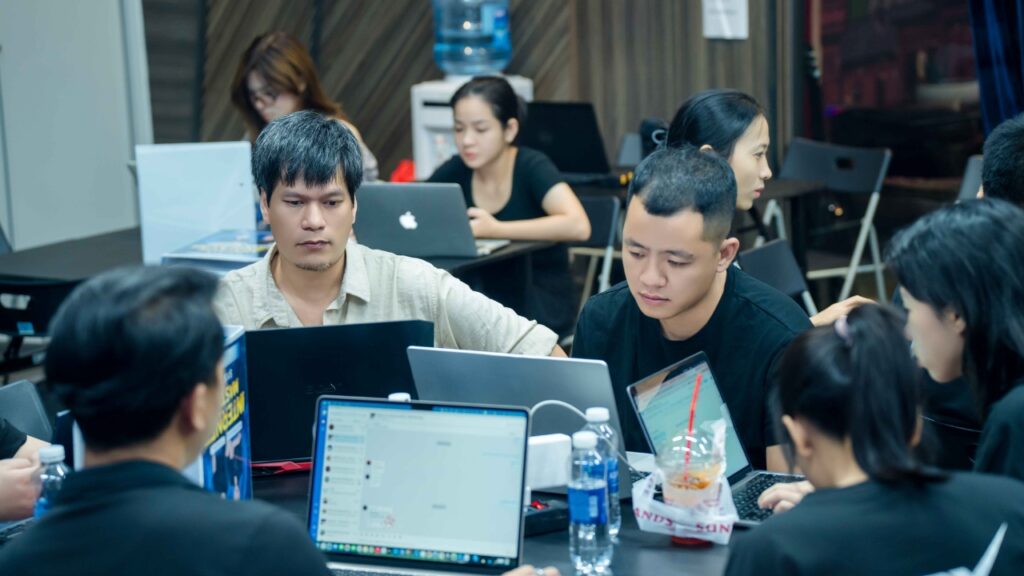 Học viên tập trung làm bài trên máy tính trong lớp học